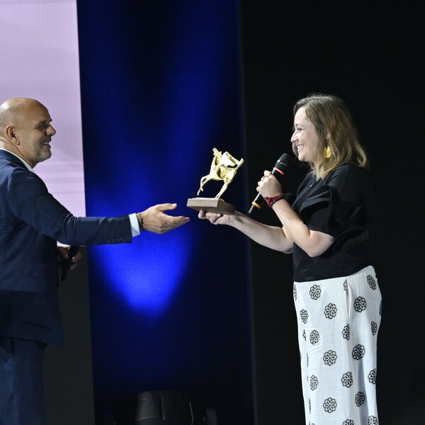 Marta Savina Riceve Il Pegaso D&#039;oro Da Riccardo Milani, Regista E Direttore Artistico Del Flaiano Film Festival